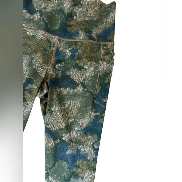 Athleta Breathable, UPF Rated, Quick Dry Camo Print 7/8” Leggings, Size Medium - Picture 6 of 9